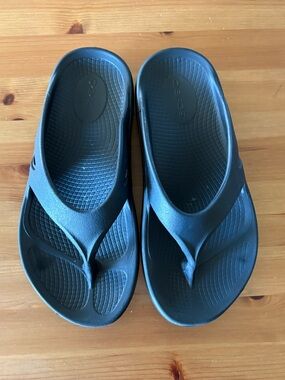 OOFOS OOriginal  Black Recovery Thong Flip‎ Flop Sandals Size 6